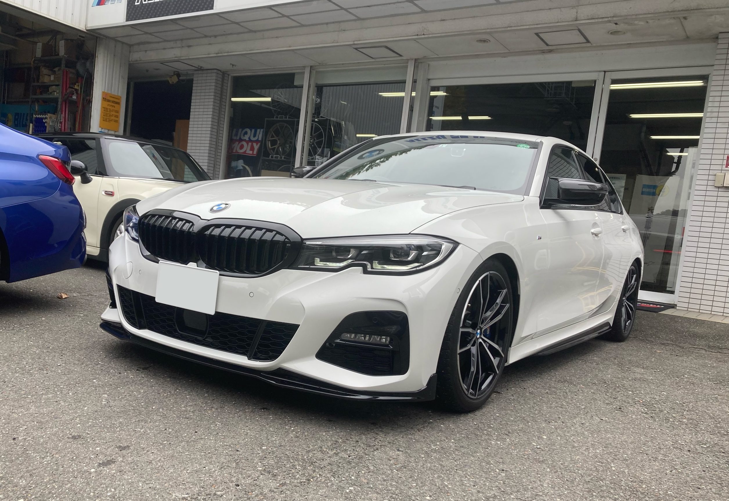 G20 320i Msport に AUTO TECKNIC M-Style Carbon Door Mirror Cover