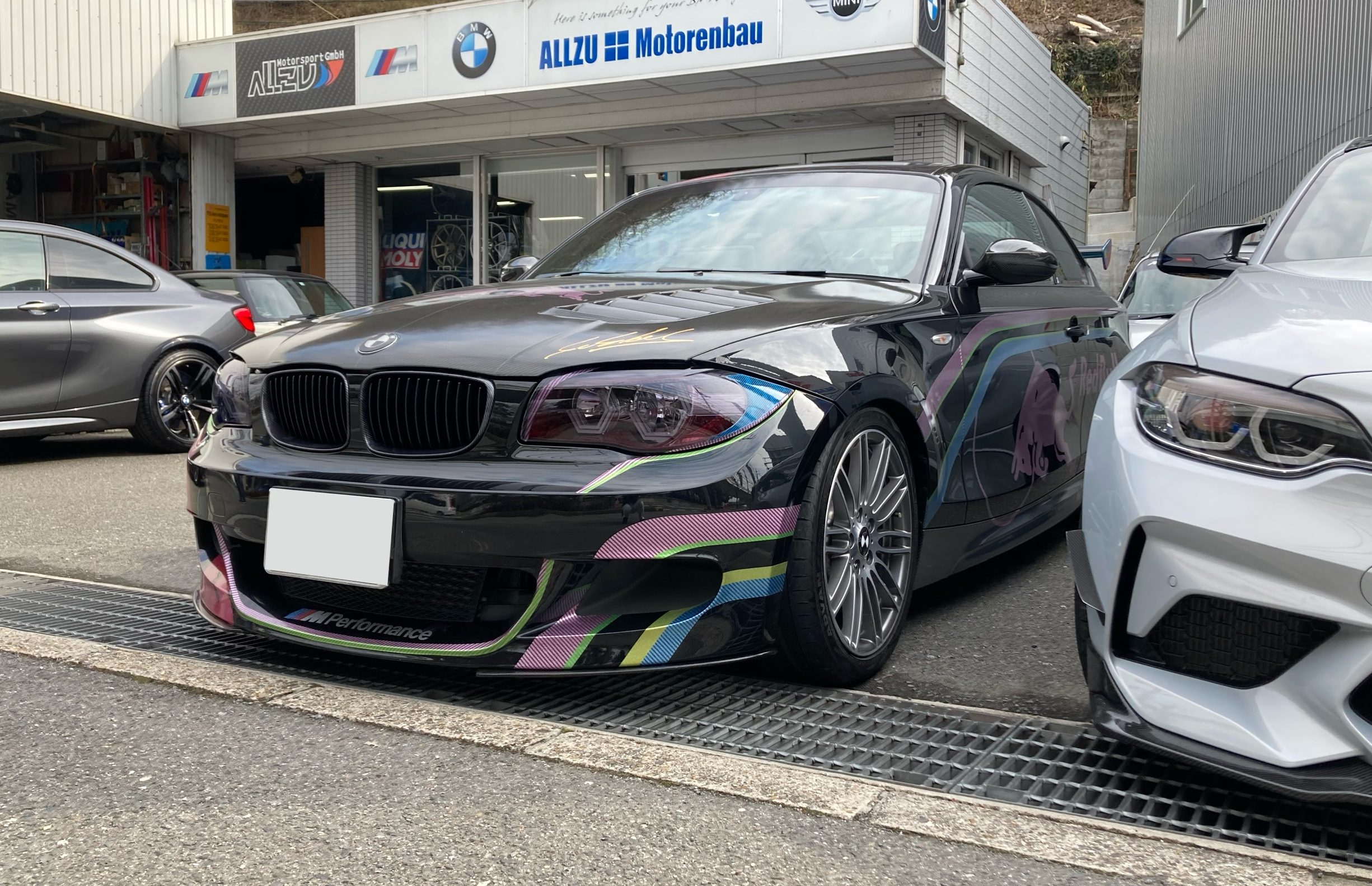 E82 135i Msport に AUTOTECKNIC RED START BUTTON。テーマカラーに