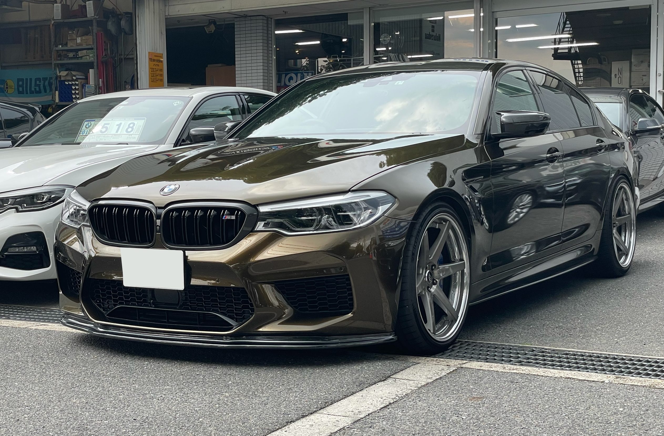 F90 M5 CompetitionにMPP カーボンキドニーグリル。 - ALLZU