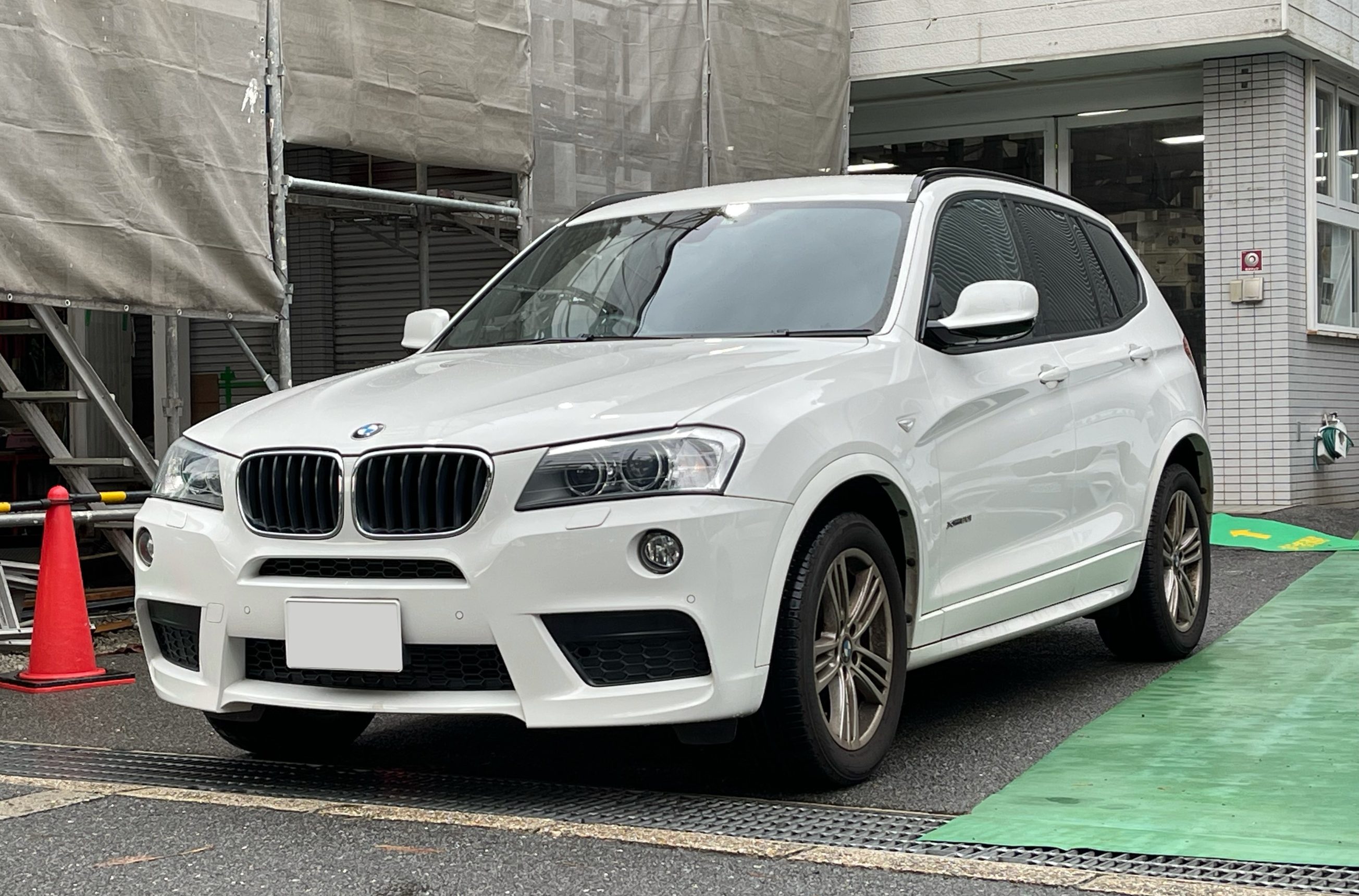 F25 X3 20i Msport LCI テールライト不点灯、基盤交換。 - ALLZU Motorenbau : アルツモトーレンバウ