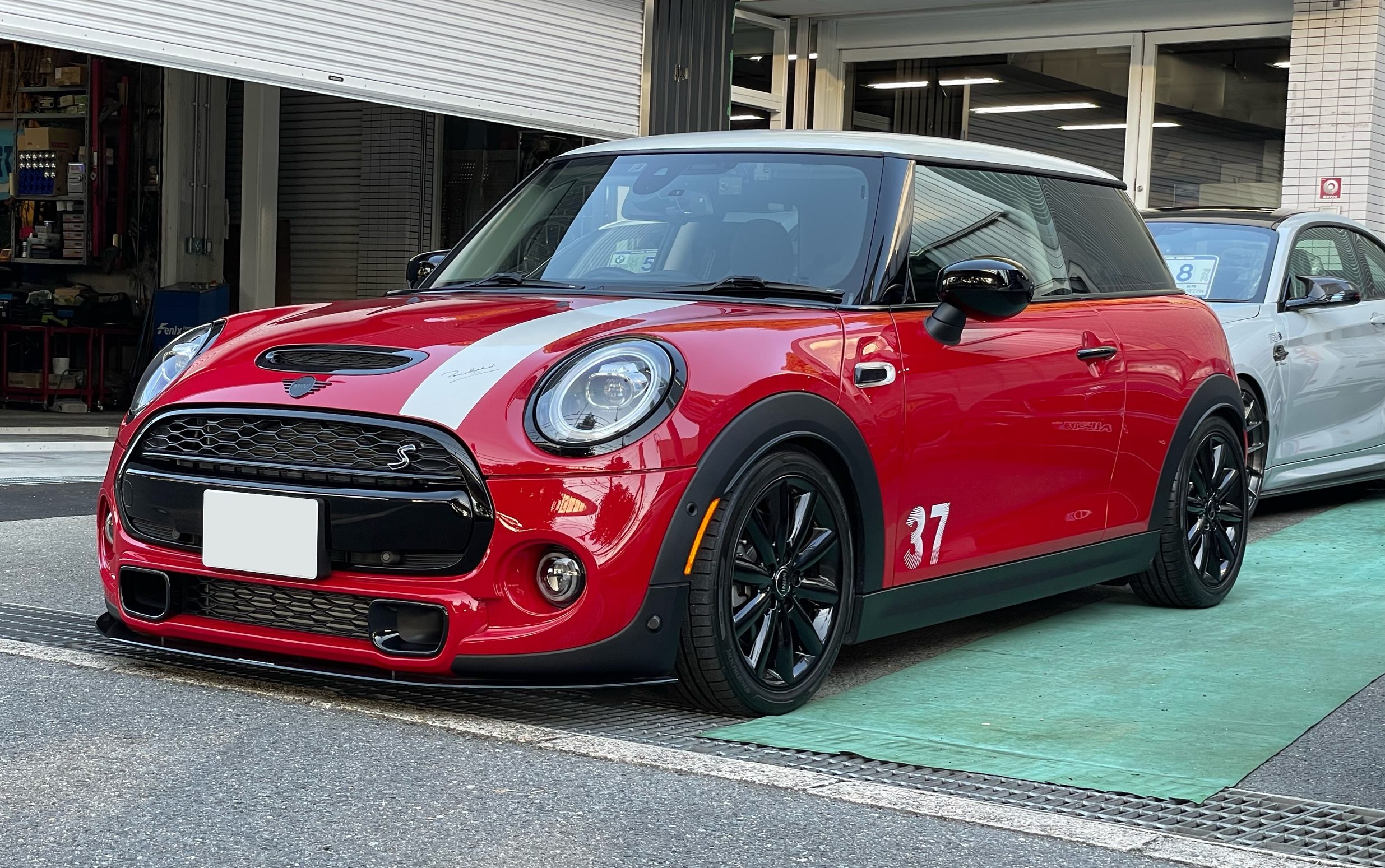 F56 Cooper S に AMSECHS COX BODY DAMPER で愛犬モコちゃんも大満足 