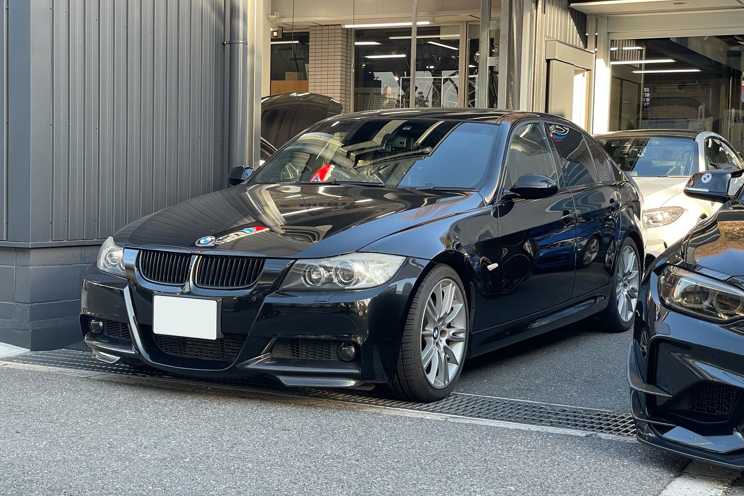 E90 335i Msport オルタネーター不良交換。 - ALLZU Motorenbau : アルツモトーレンバウ