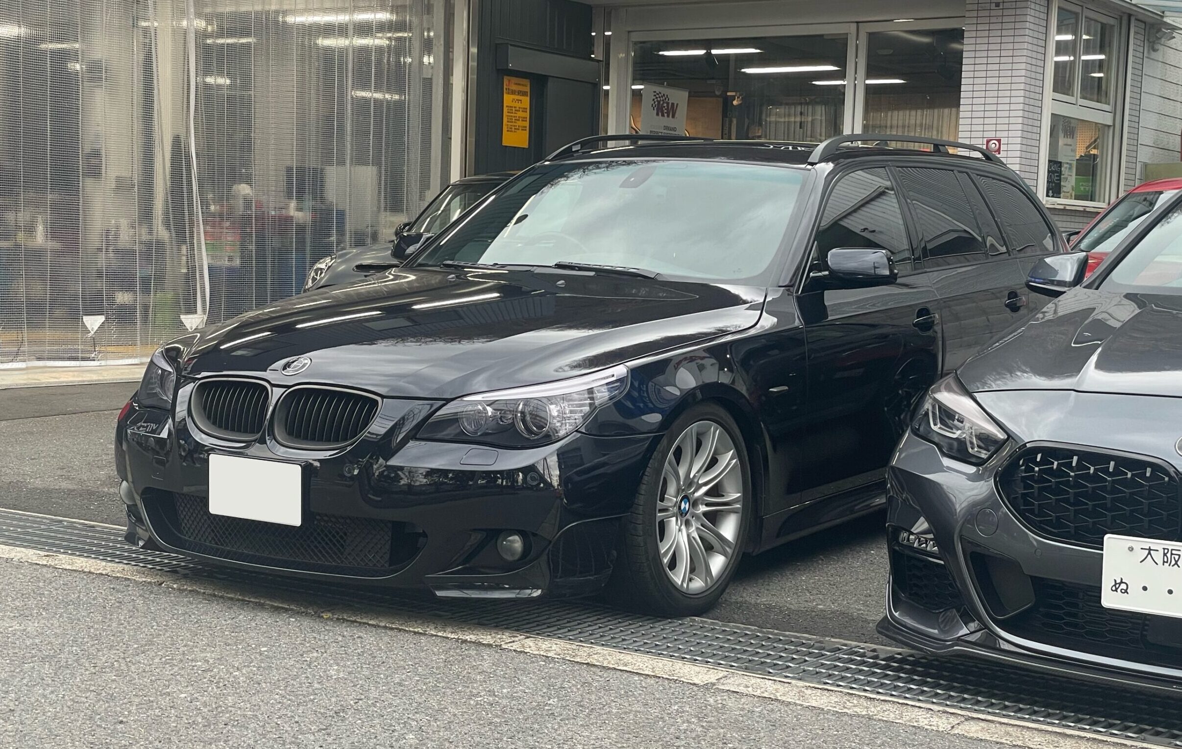 E61 530i Msport Bピラーアンチエイジングメニュー DIAMOND SWELL BLACK IMPACT PPF施工 ...