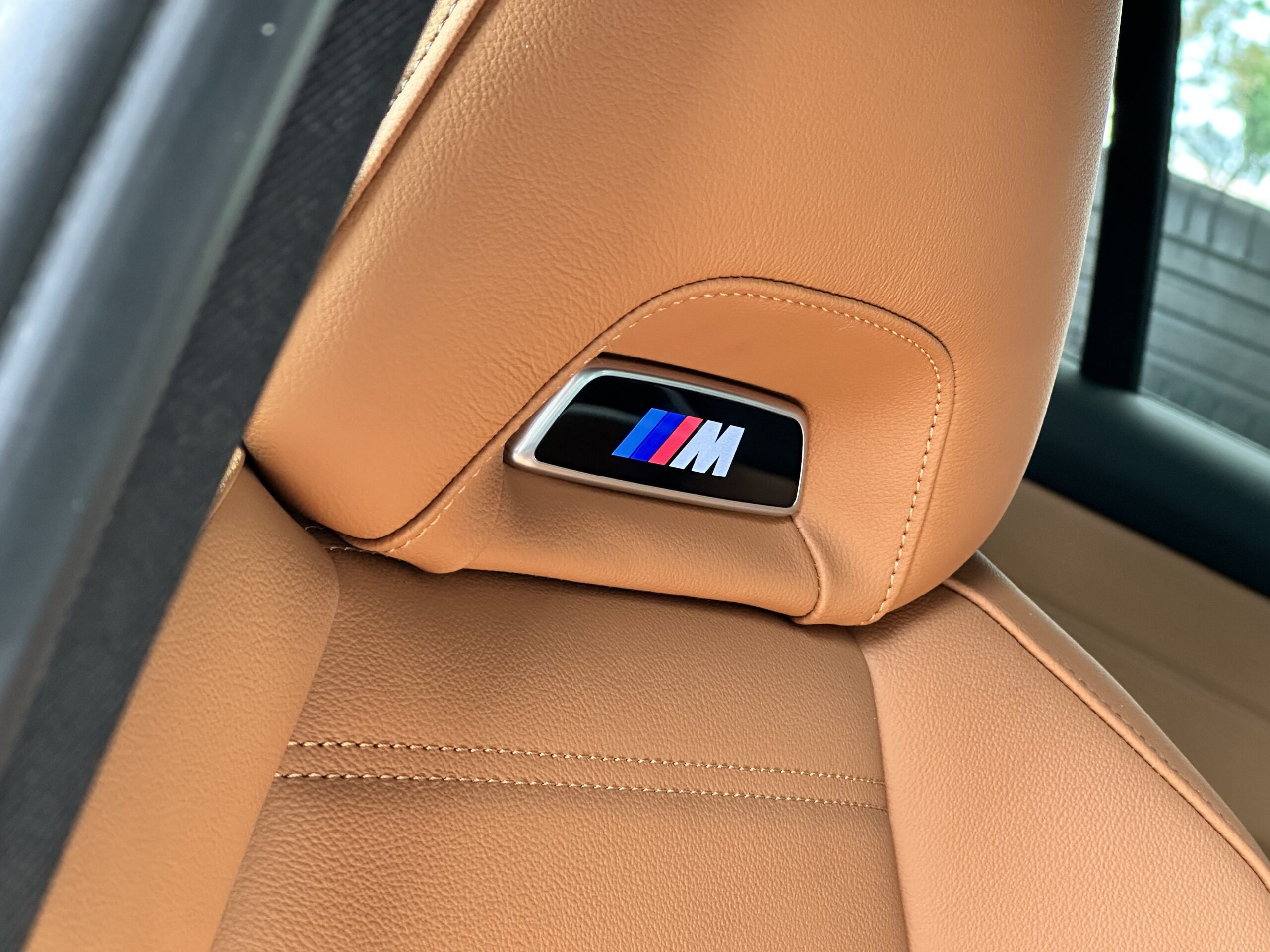 G20 M340i LCI イルミネーション付きMロゴシートエンブレムで乗り込む度にニンマリできます。 - ALLZU Motorenbau :  アルツモトーレンバウ