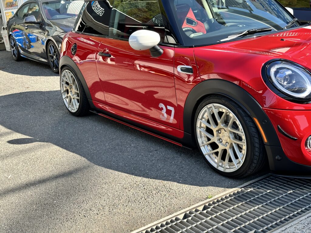 F56 Cooper S に GIGAMOT サイドディフューザー。 - ALLZU Motorenbau 