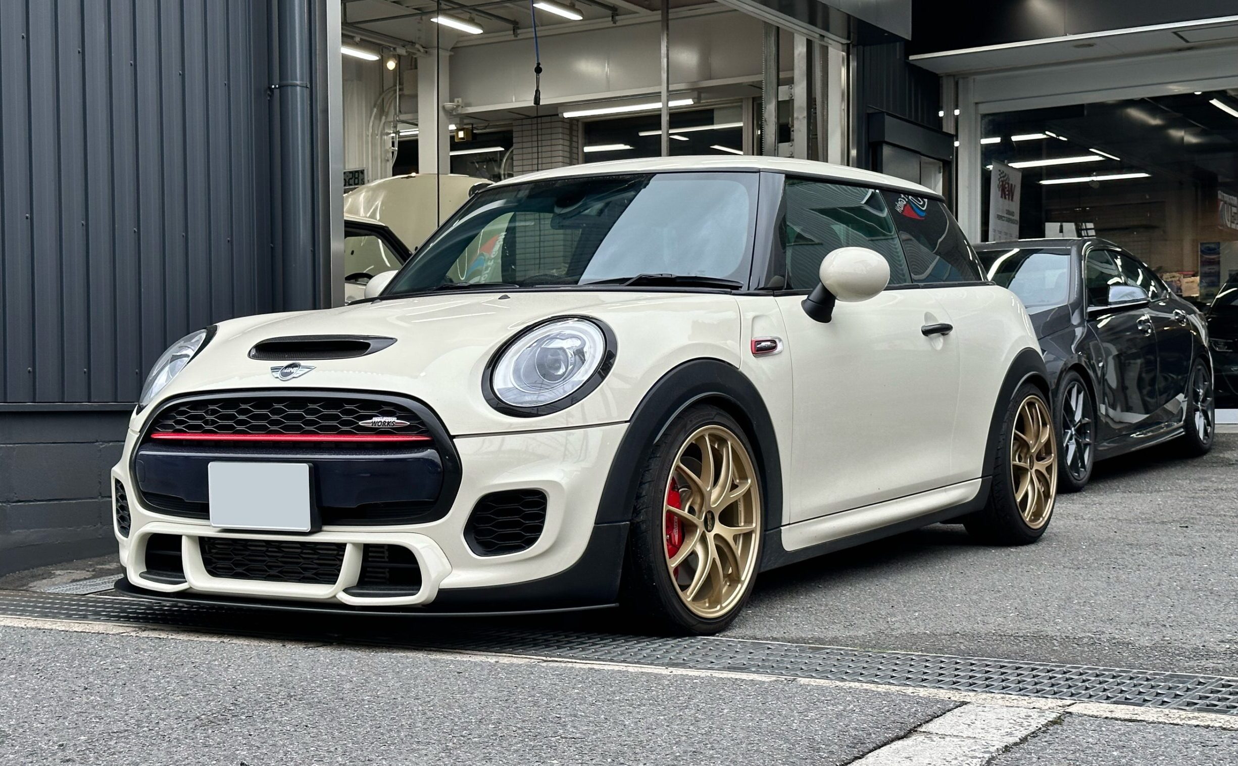 F56 JCW に AC SCHNITER フロントリップ！あるのが完成形かの