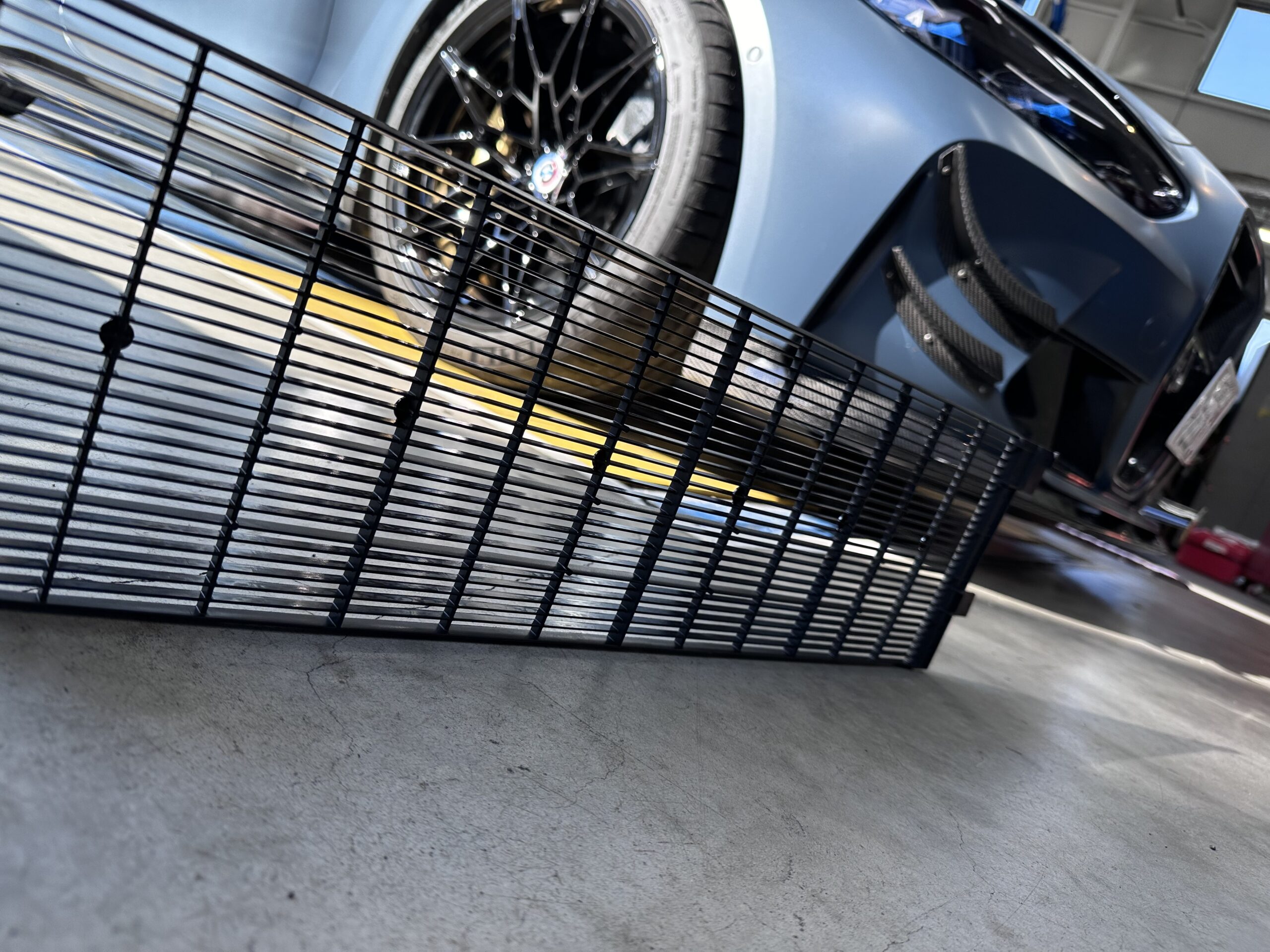 G82 M4 Competition ロアラジエター保護プレートでサーキット走行でも