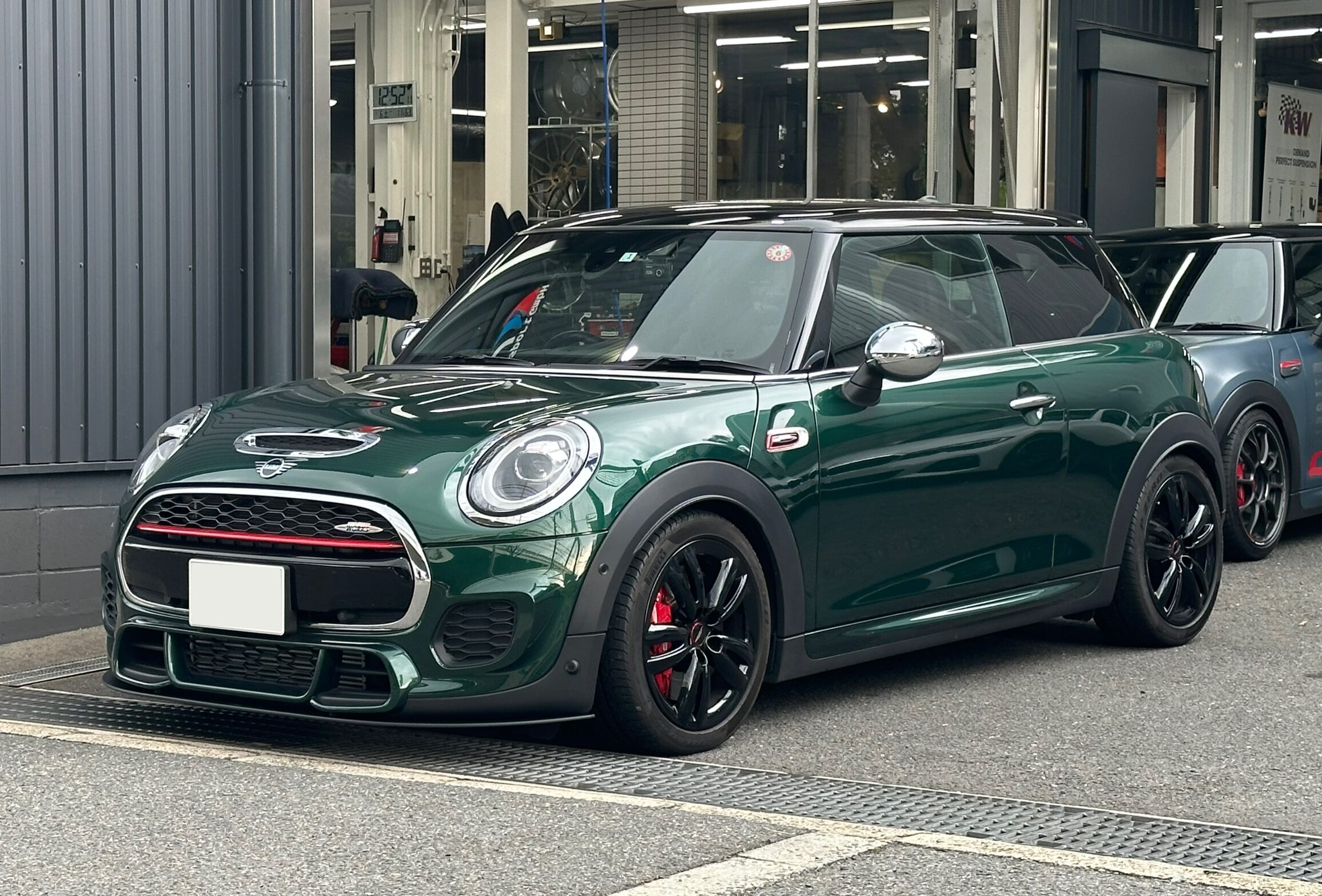 F56 JCW に AC Schnitzer フロントリップスポイラー取付！ - ALLZU Motorenbau : アルツモトーレンバウ