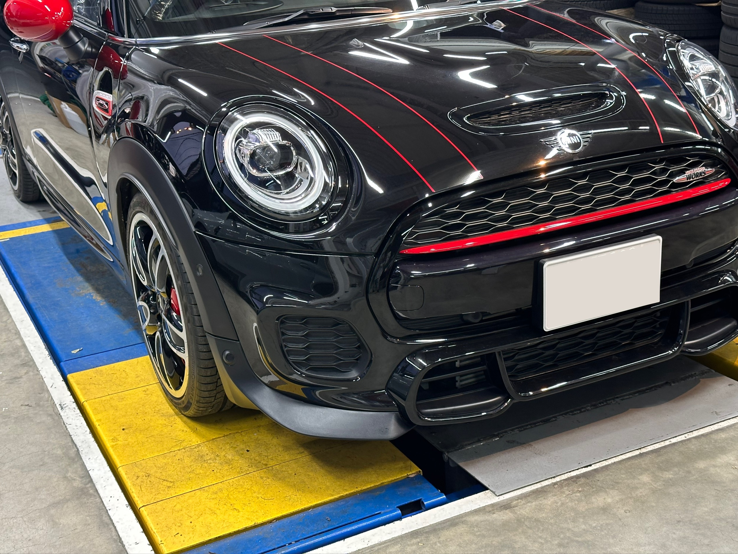 F56 JCW に GP3 STYLE Front SplitterでフロントPDC付きのJCWもGP3Lookに！ - ALLZU  Motorenbau : アルツモトーレンバウ