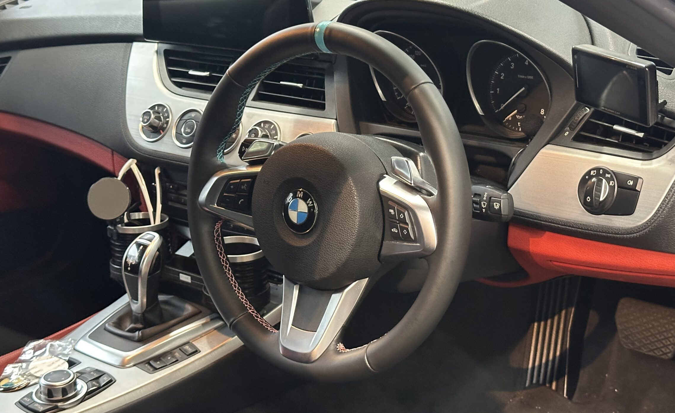 E89 Z4 35i に 初音ミクカラーリングな技ありステアリング張り替え