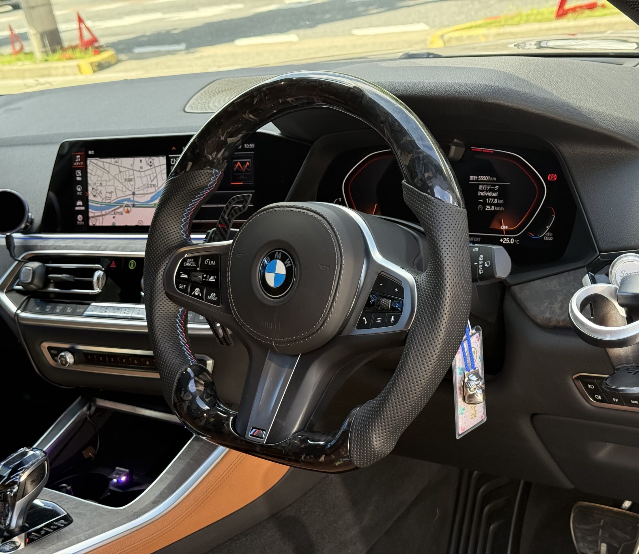 G05 X5 35d Msport に VERSPIELT 特注Dシェイプ フォージドカーボン