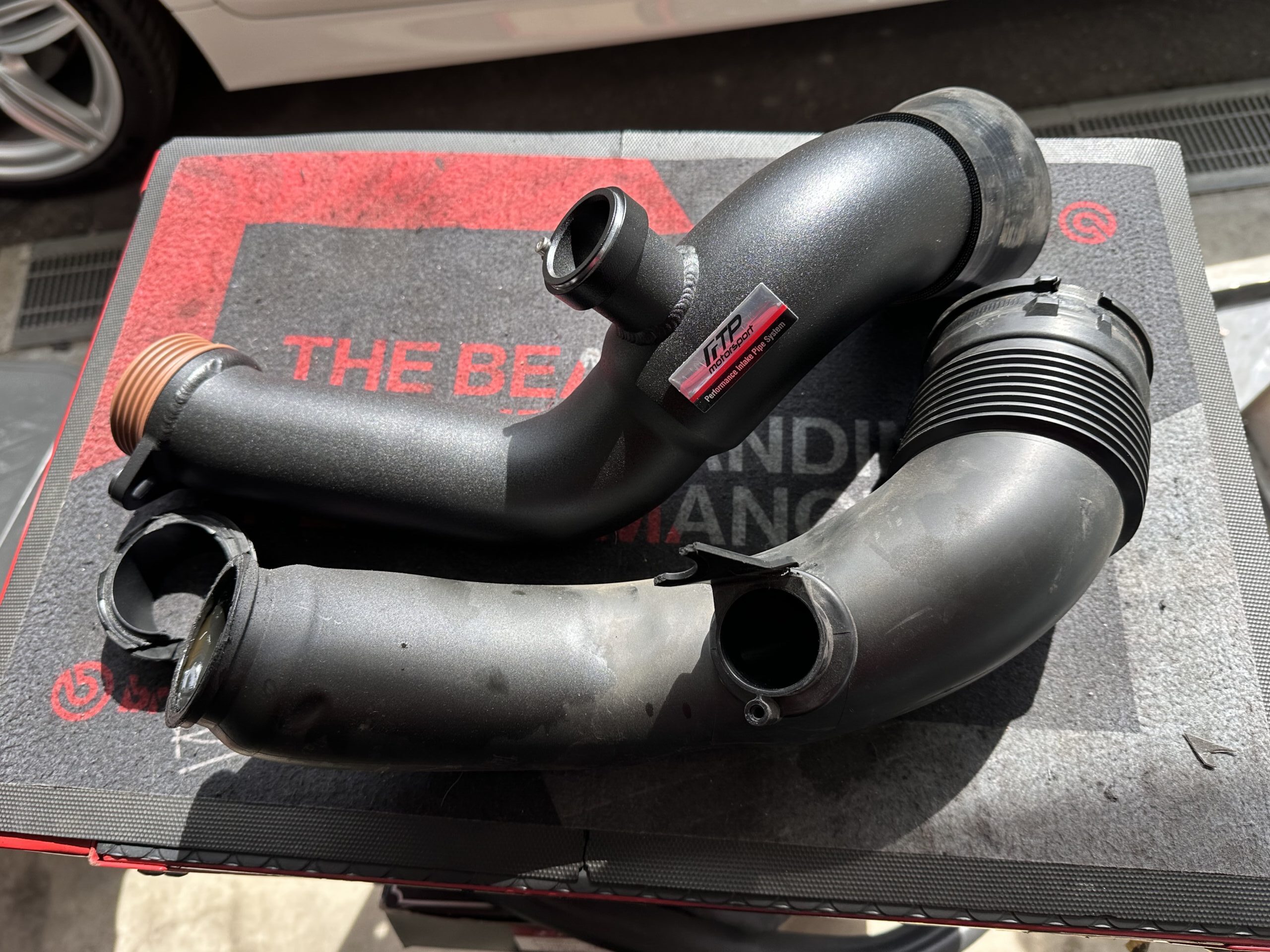F87 M2 LCI に FTP Motorsport インテークパイプ ＆ arc Power Brace