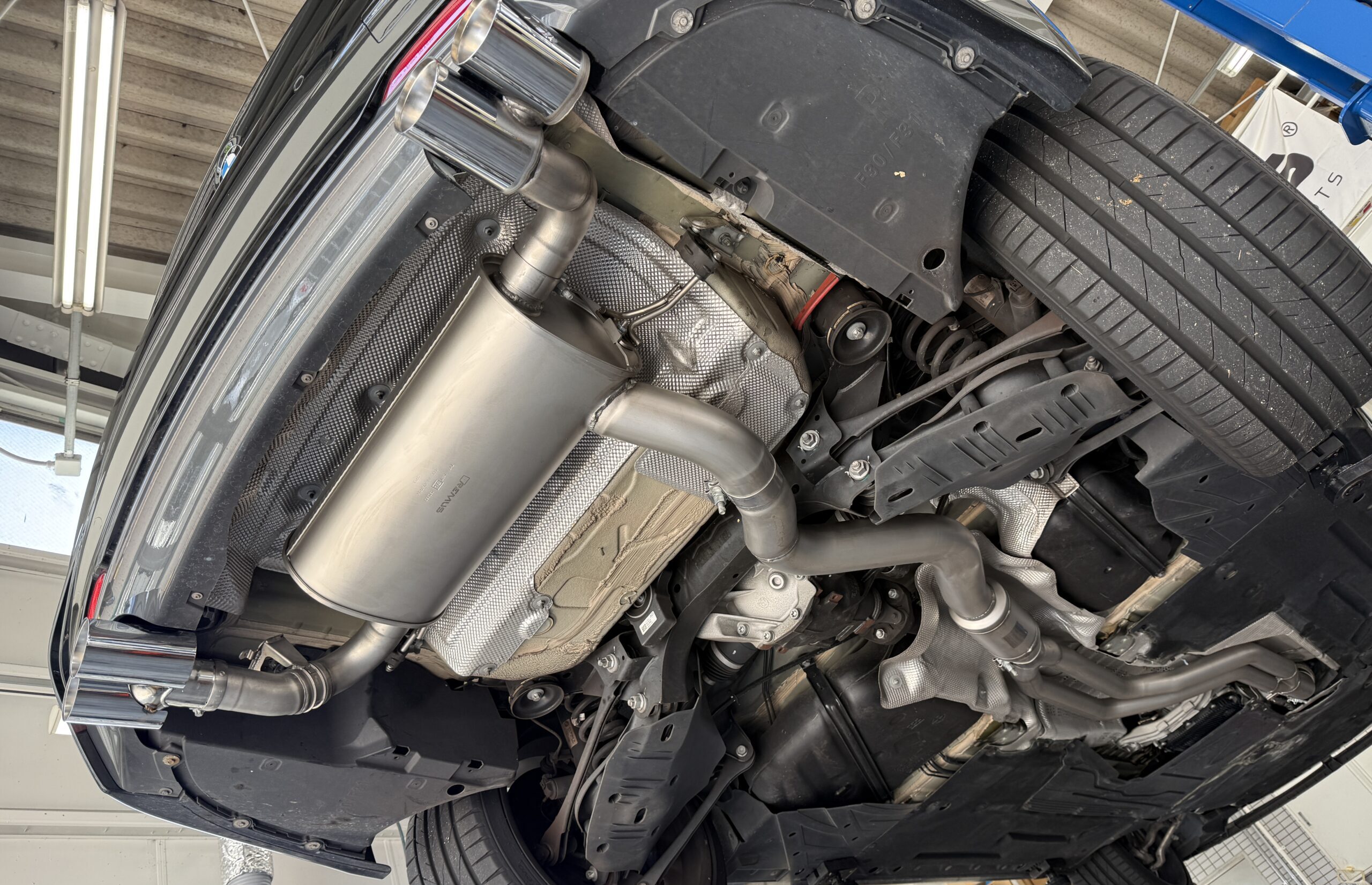 F30 320i Msport LCI に REMUS 4Tail Cataback Exhaust System×ダウン